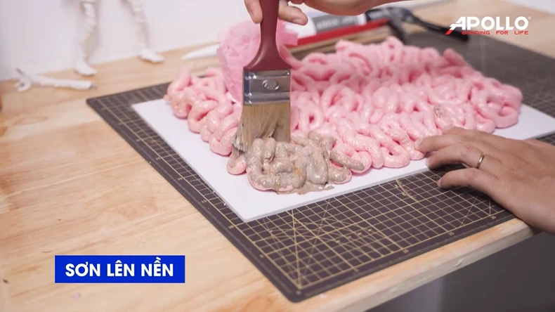 Pha Apollo A100 với nước và màu sơn để sơn nền khu mộ hoặc thêm chi tiết sinh động.